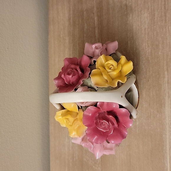 Old Country Roses basket - Picture 2 of 3